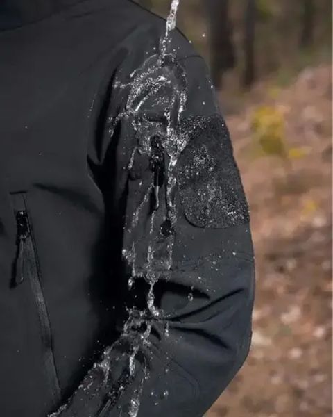 Куртка SoftShell на флісі з капюшоном та липучками під шеврони чорна розмір S skl6228frs-S фото